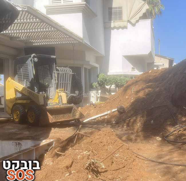 פינוי ערמת פסולת בניין עם בובקט 98 ס״מ