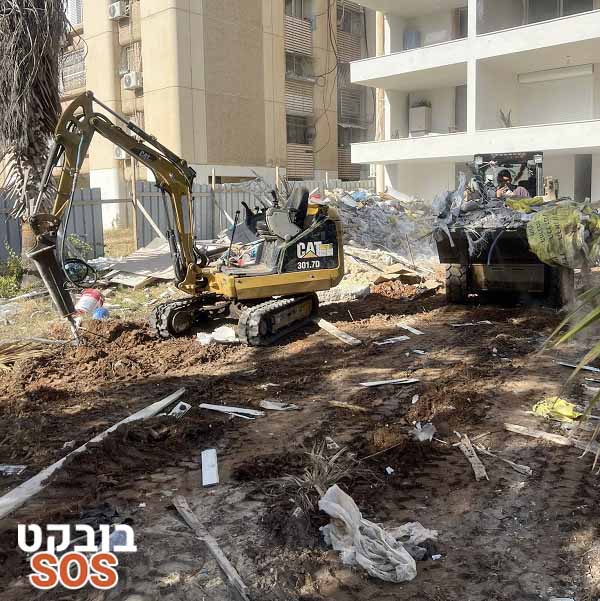 פינוי פסולת בניין עם בובקט אחרי הריסת מבנה